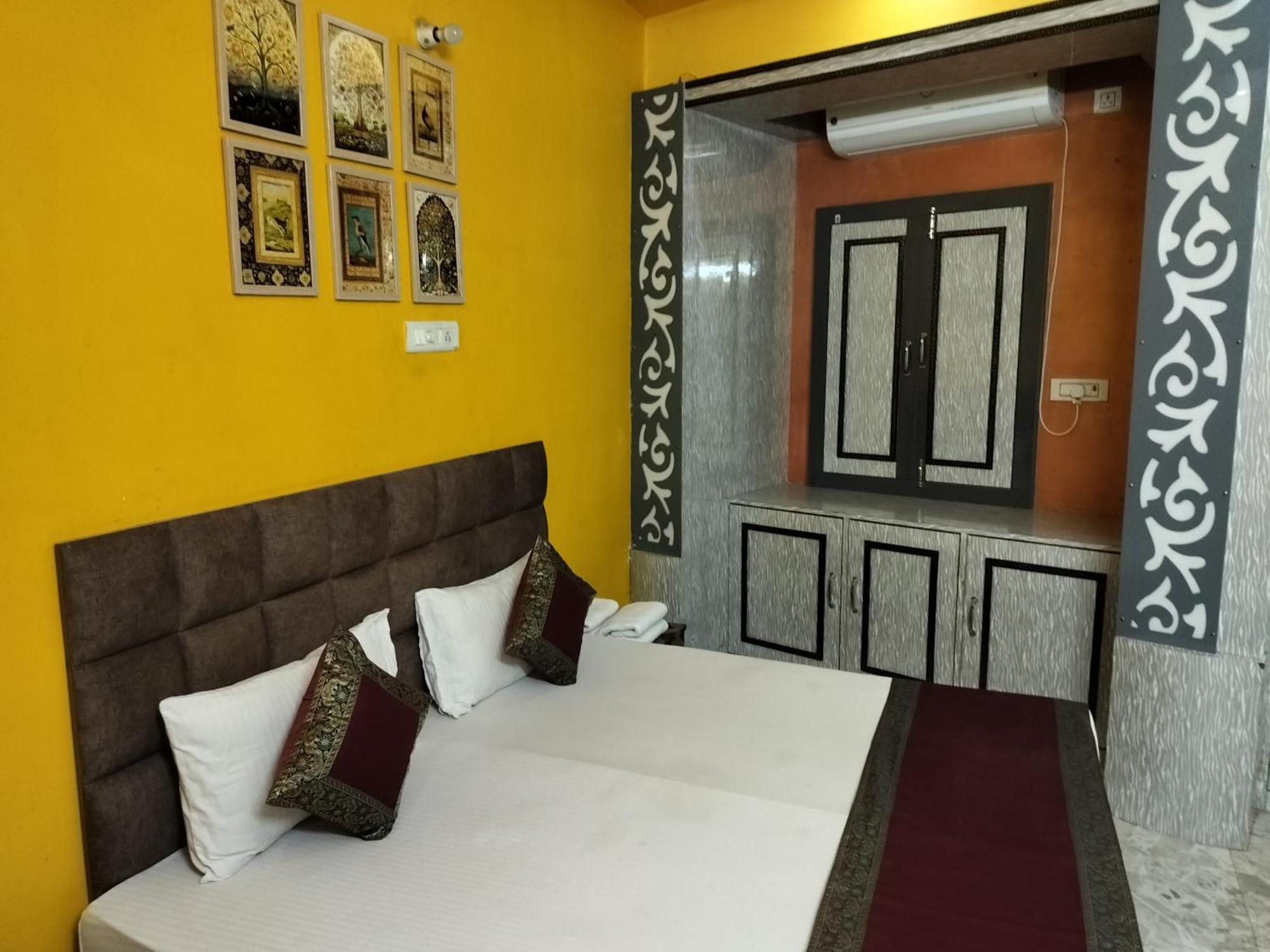 Trinetra Inn Varanasi Camera foto